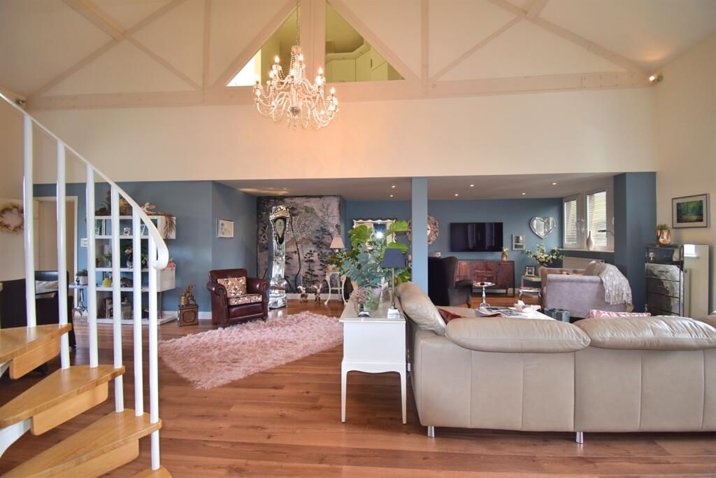 Living/Dining/Fitted