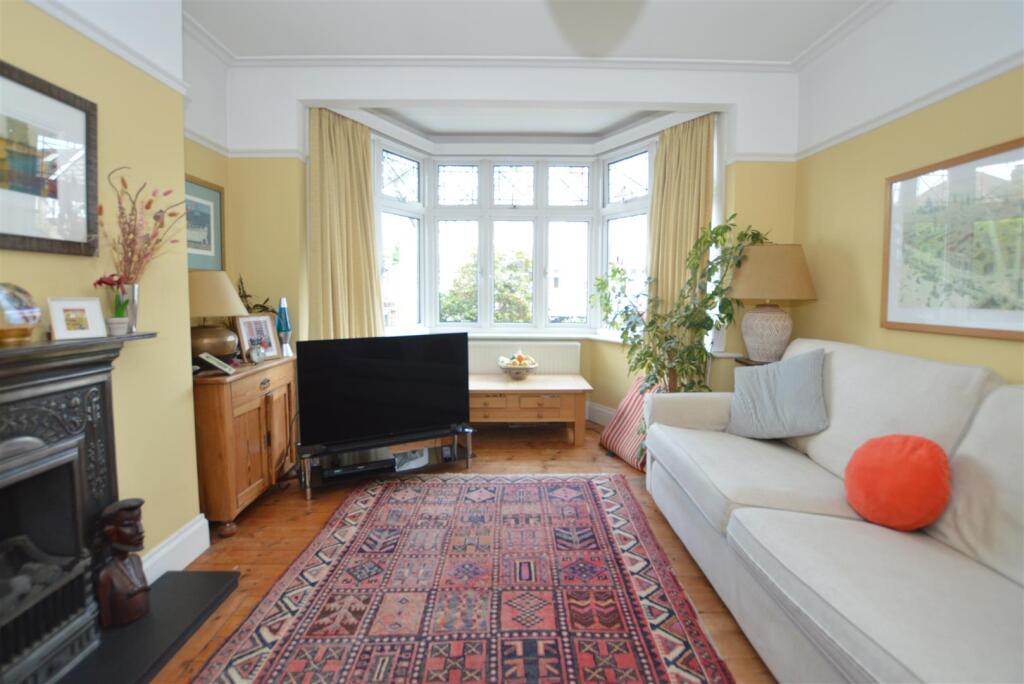 62 Ryecroft Avenue lounge a.JPG