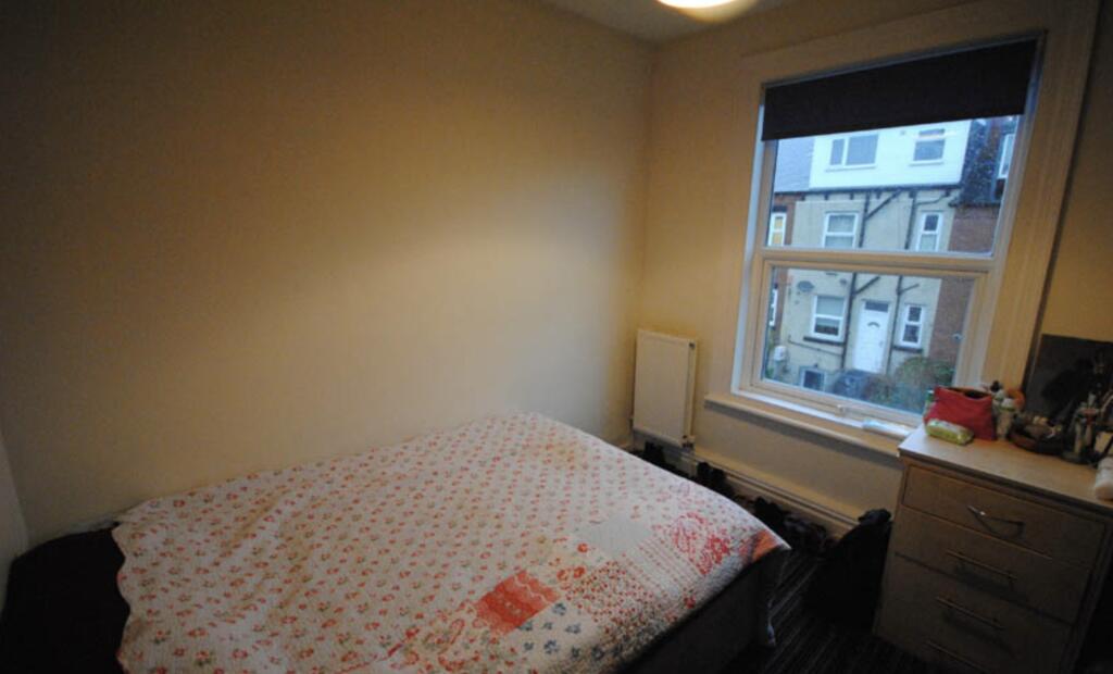 A cozy bedroom featuring a double bed placed ne...