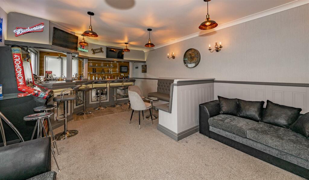 BAR/GAMES ROOM