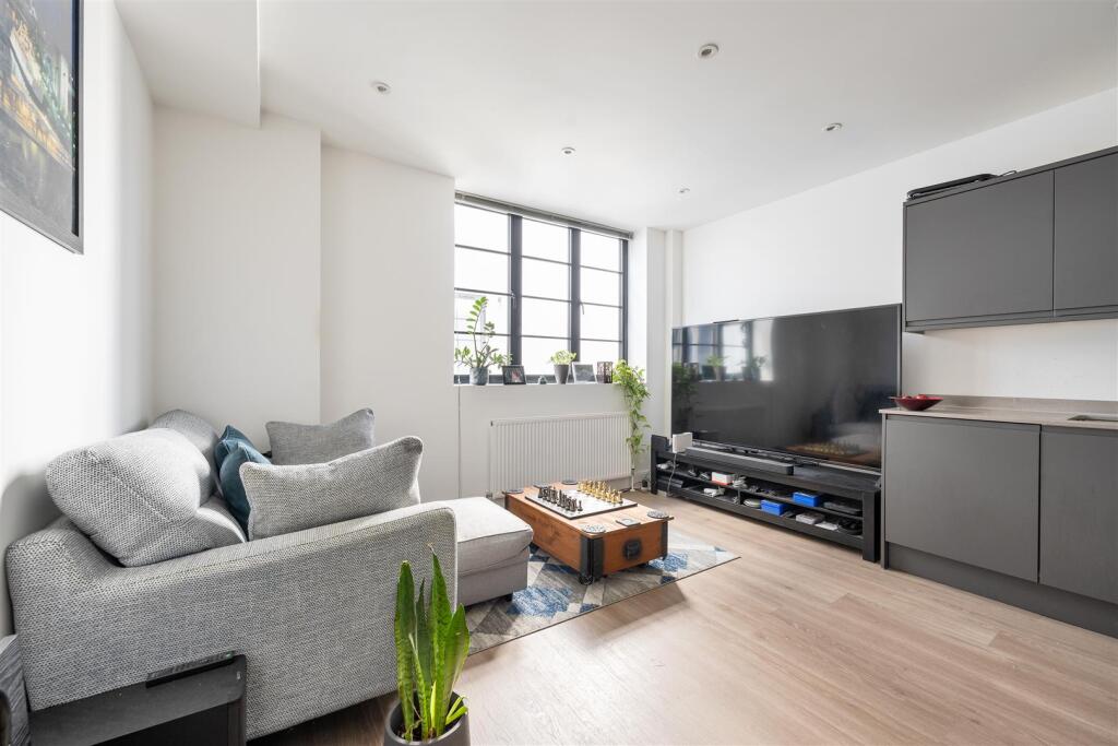 214-220, Maybank Road E18