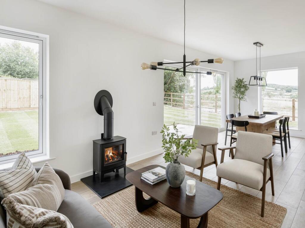 LOUNGE DINING AREA