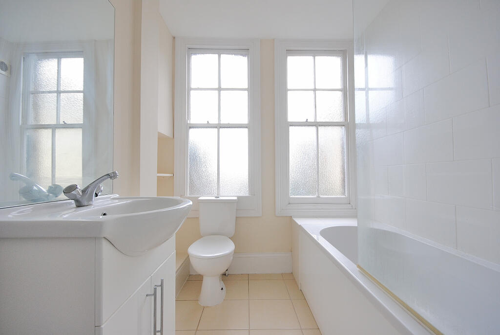 flat 2, 22a north st