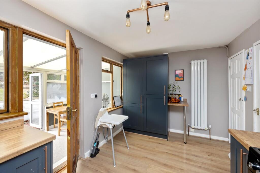 Dean Close 50 KITCHEN 2.jpeg