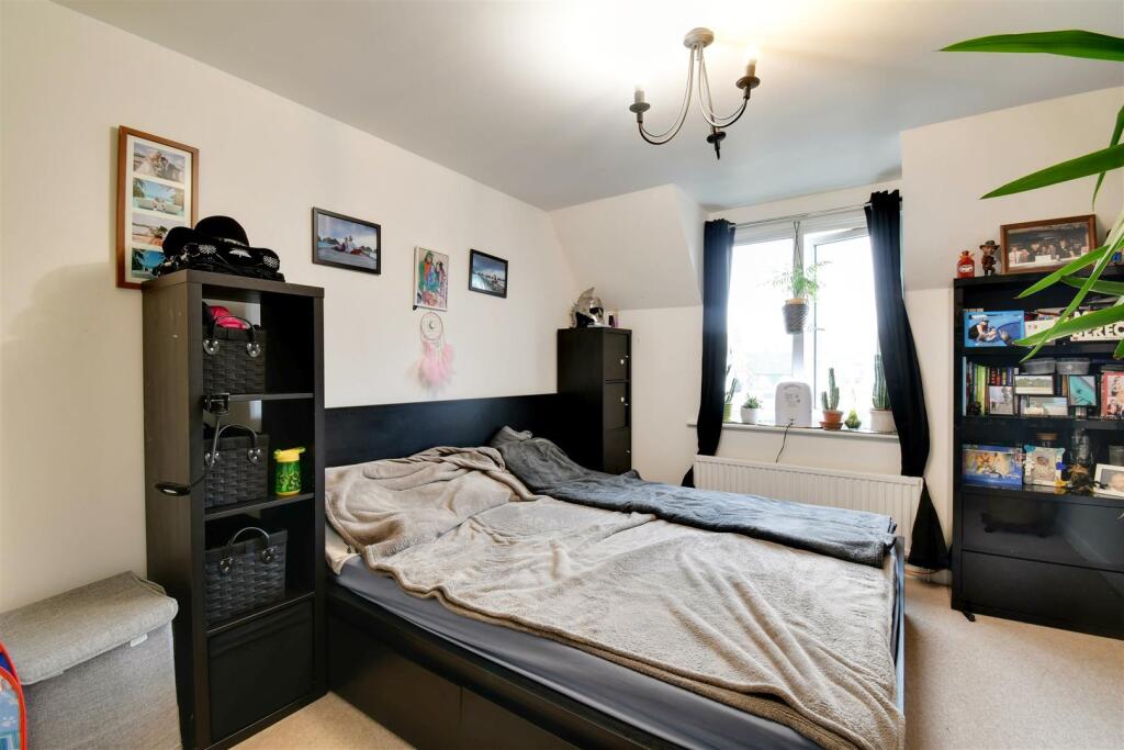 Bedroom 1_1.jpg