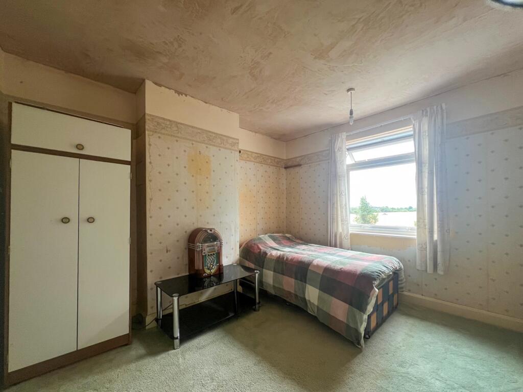 large double bedroom facing rear garden
