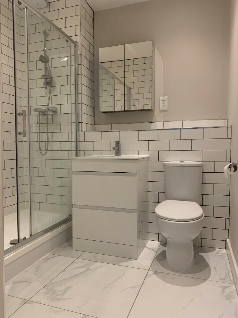 Main Bathroom 