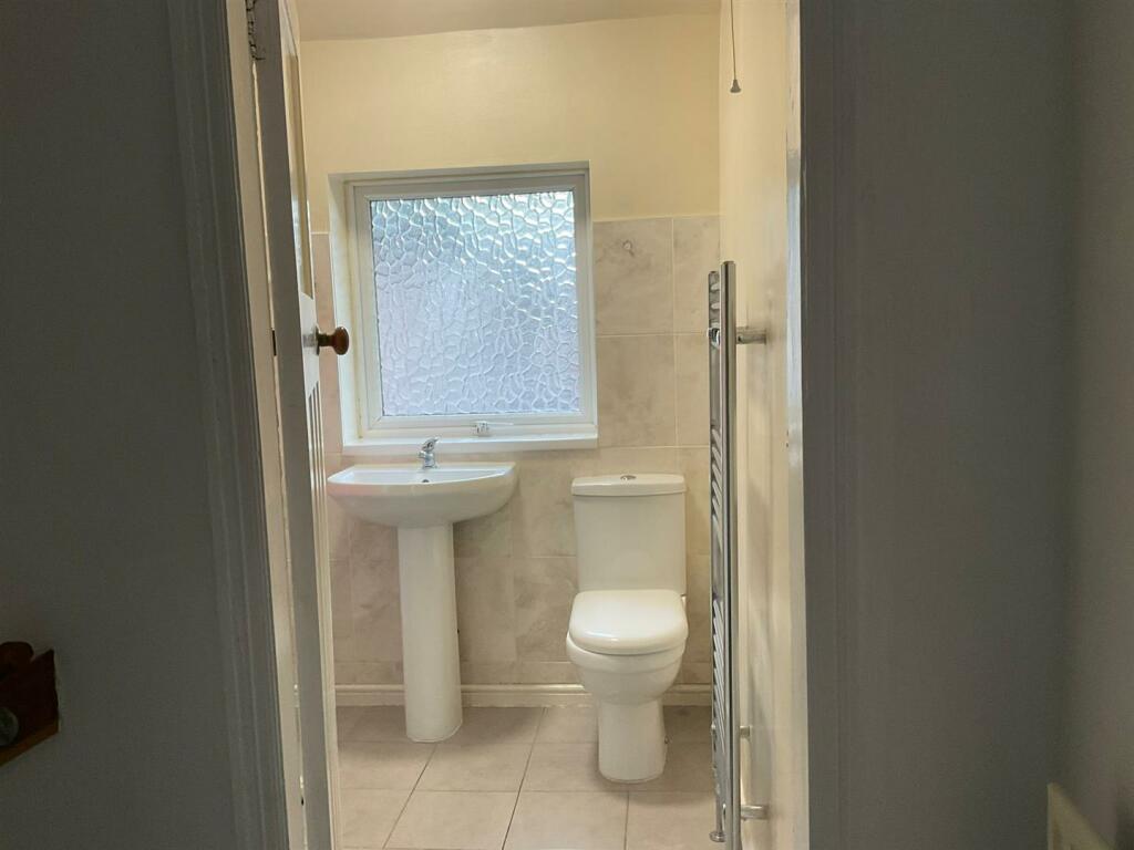 11 B  Bathroom upstairs2.jpg