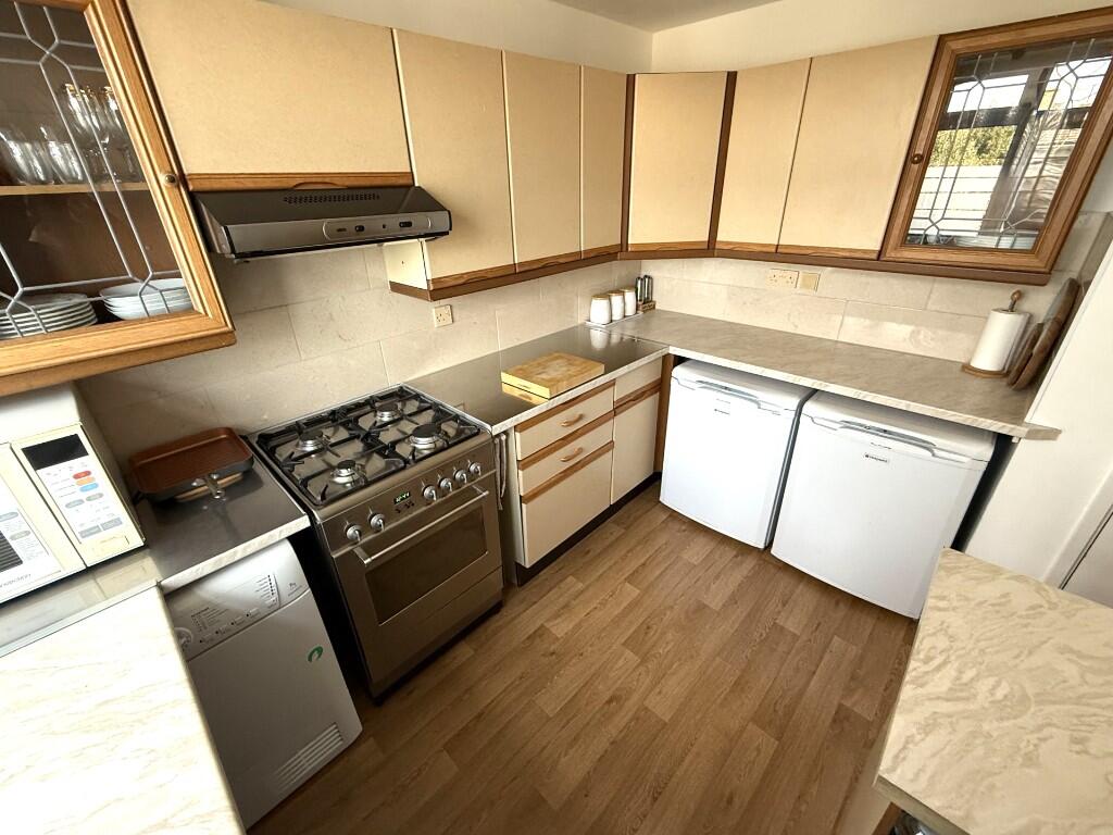 FITTED KITCHEN (B)