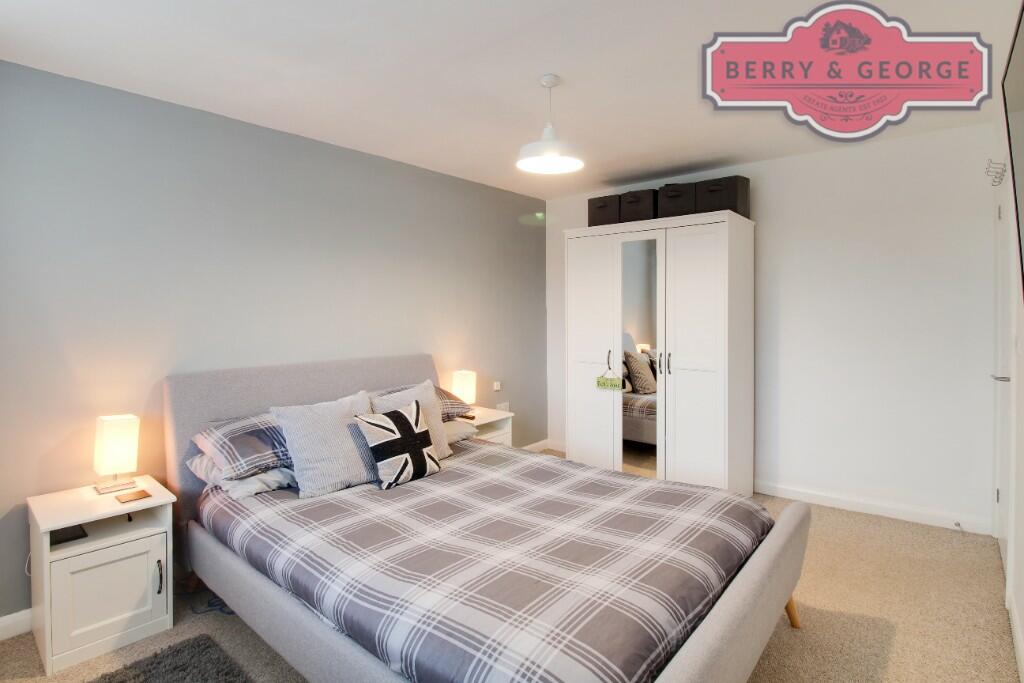 MAIN BEDROOM