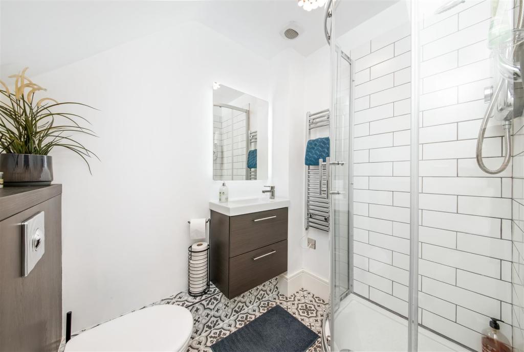 GROUND FLOOR SHOWER ROOM