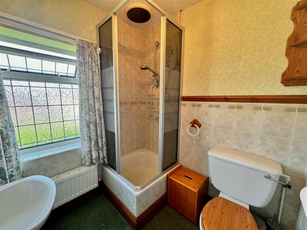 FAMILY SHOWER ROOM