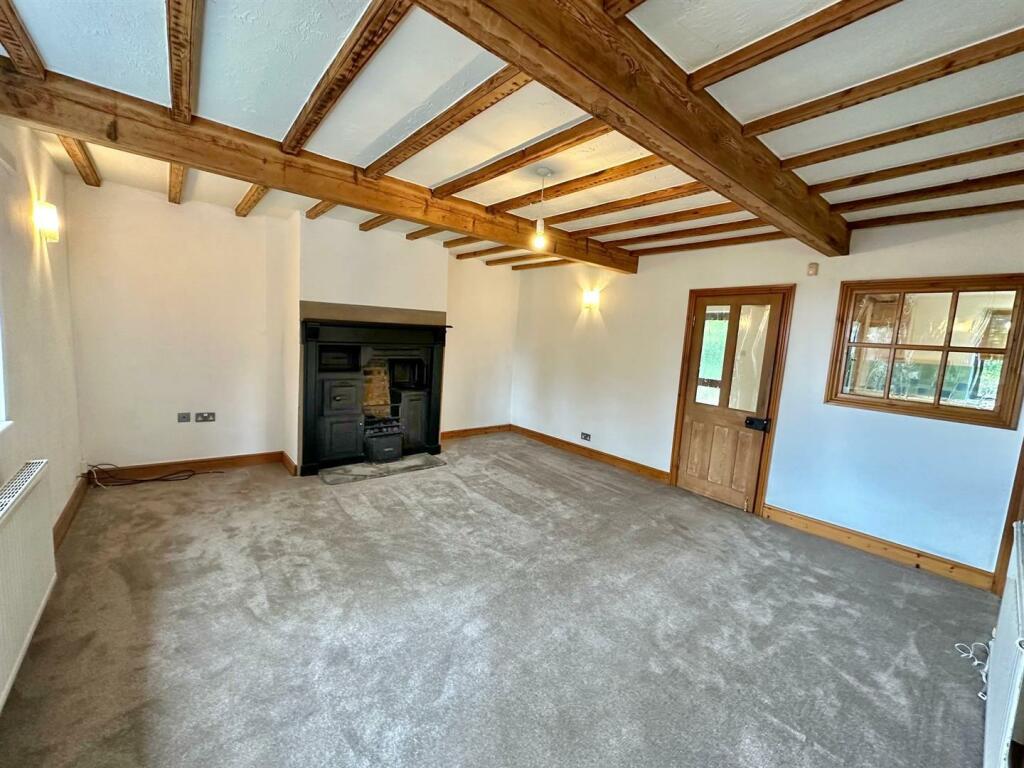 88 Kilpin Hill Lane - Lounge.jpg