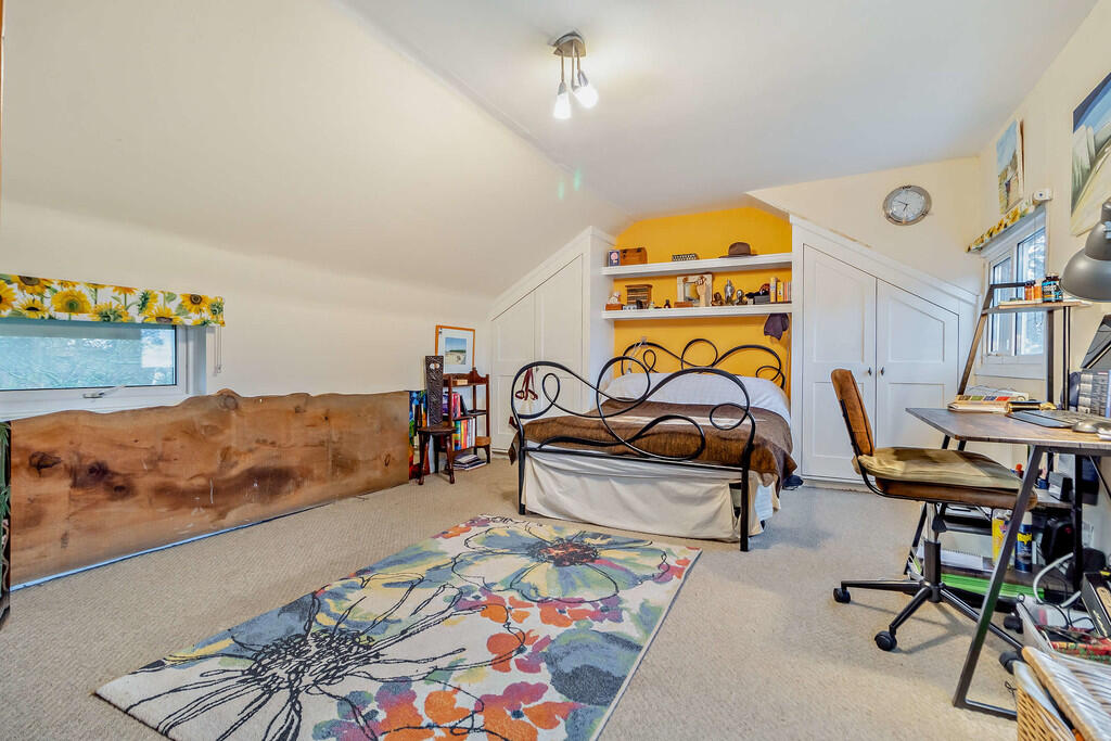 8580310-interior2...