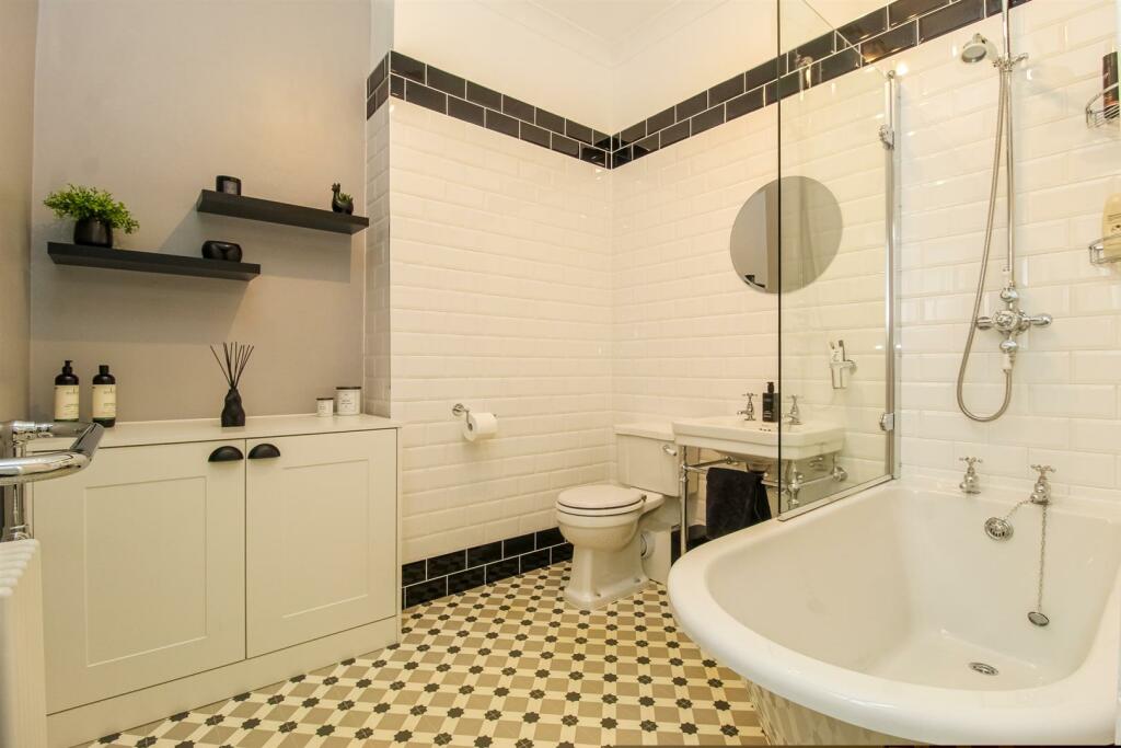 BATHROOM/W.C.