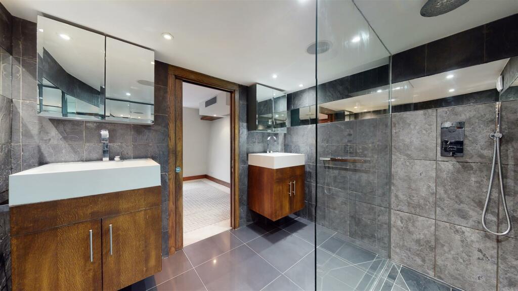 Master En-Suite