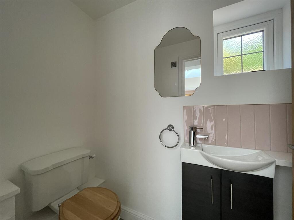 2 Manor Cottages - Cloakroom.JPG
