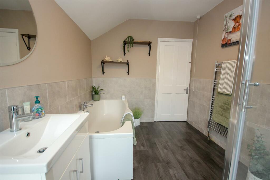 Bathroom 1.jpg