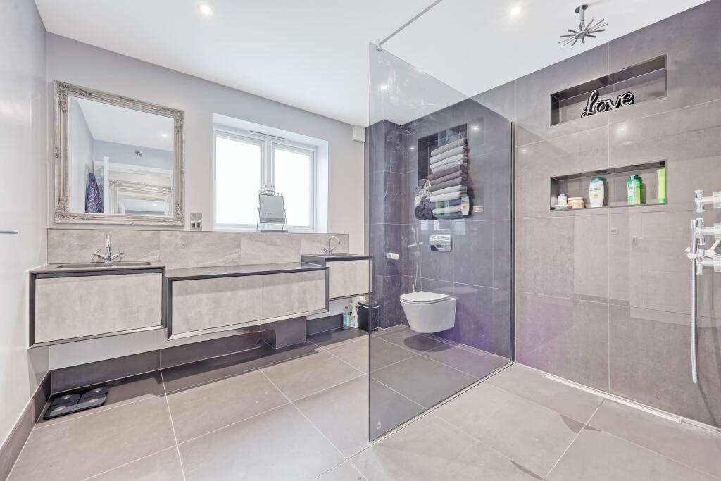 En=suite to Master Bedroom