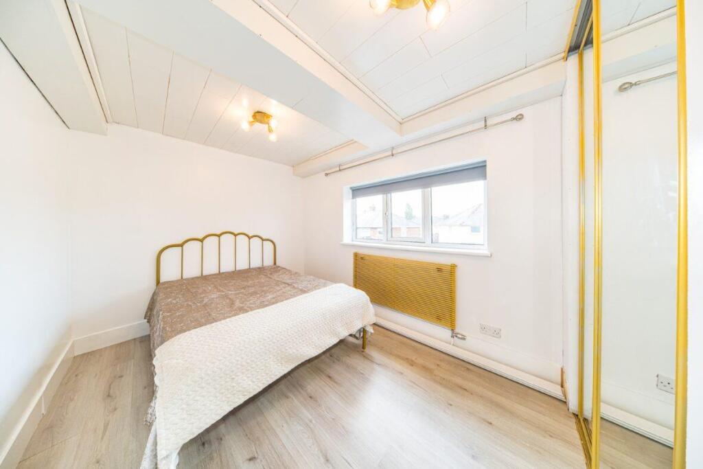 31 Windsor Road bedroom 1 2.jpg