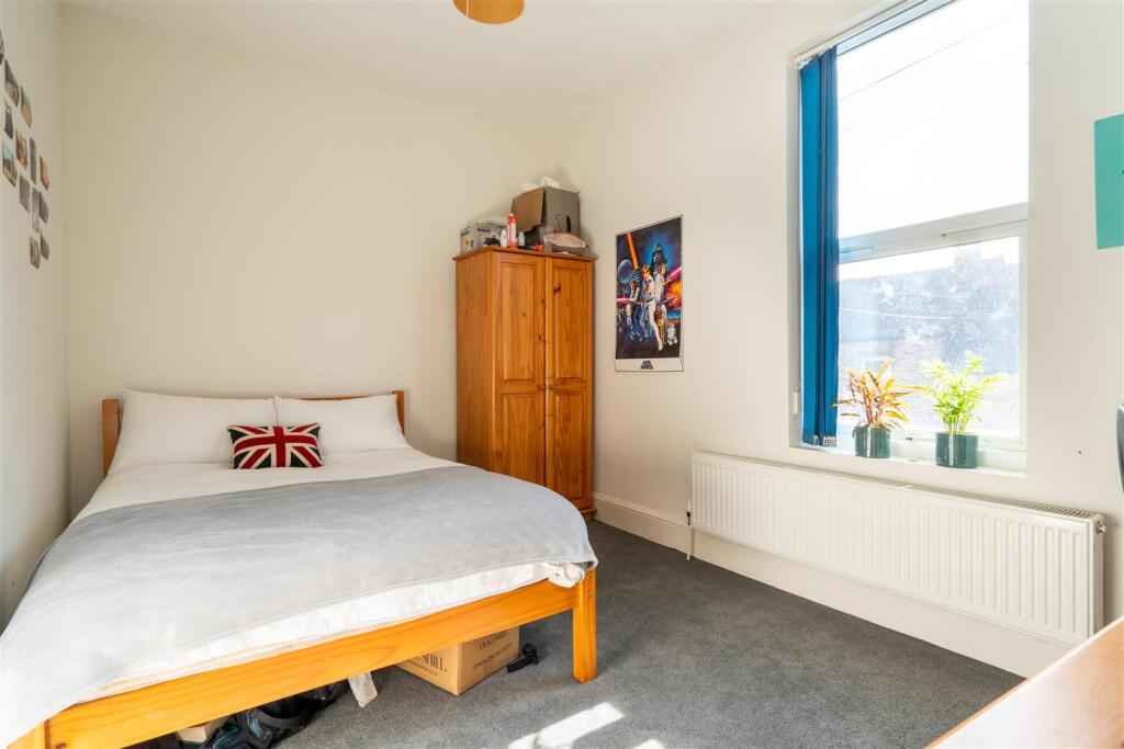 Bedroom 1.jpg