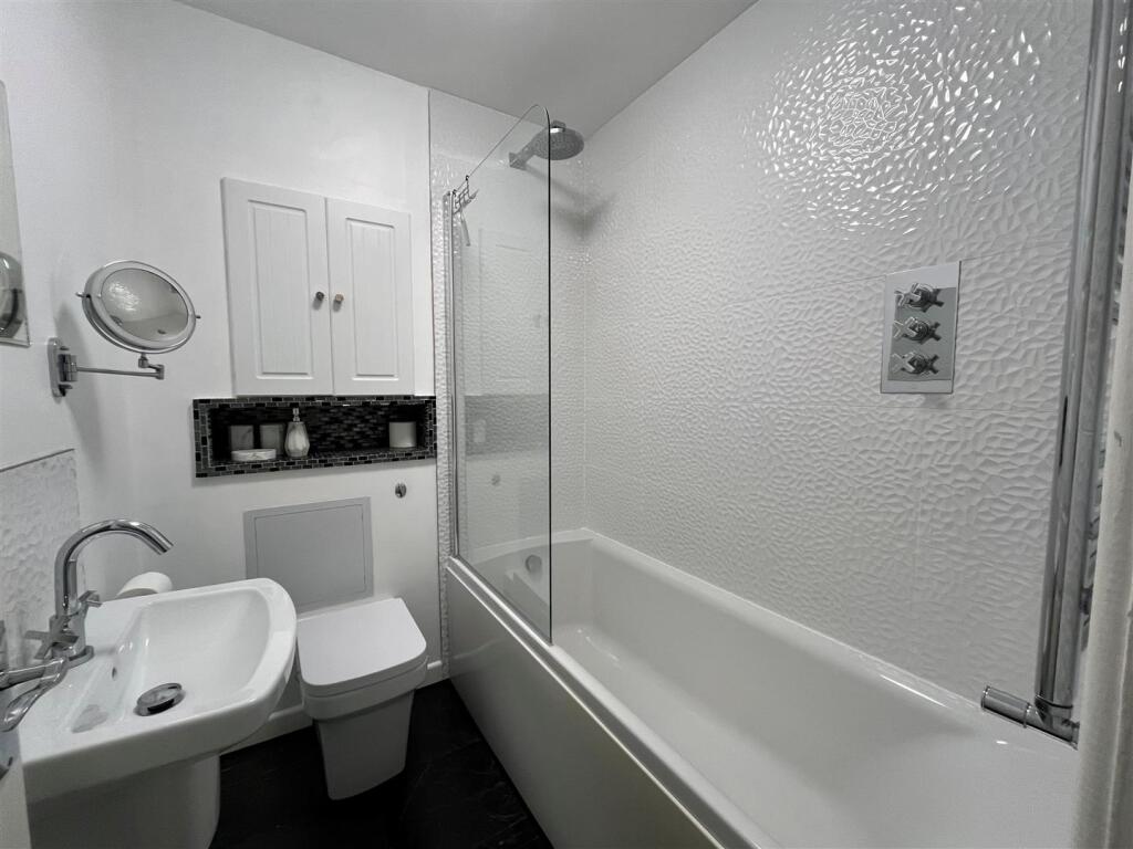 Bathroom 2.jpg