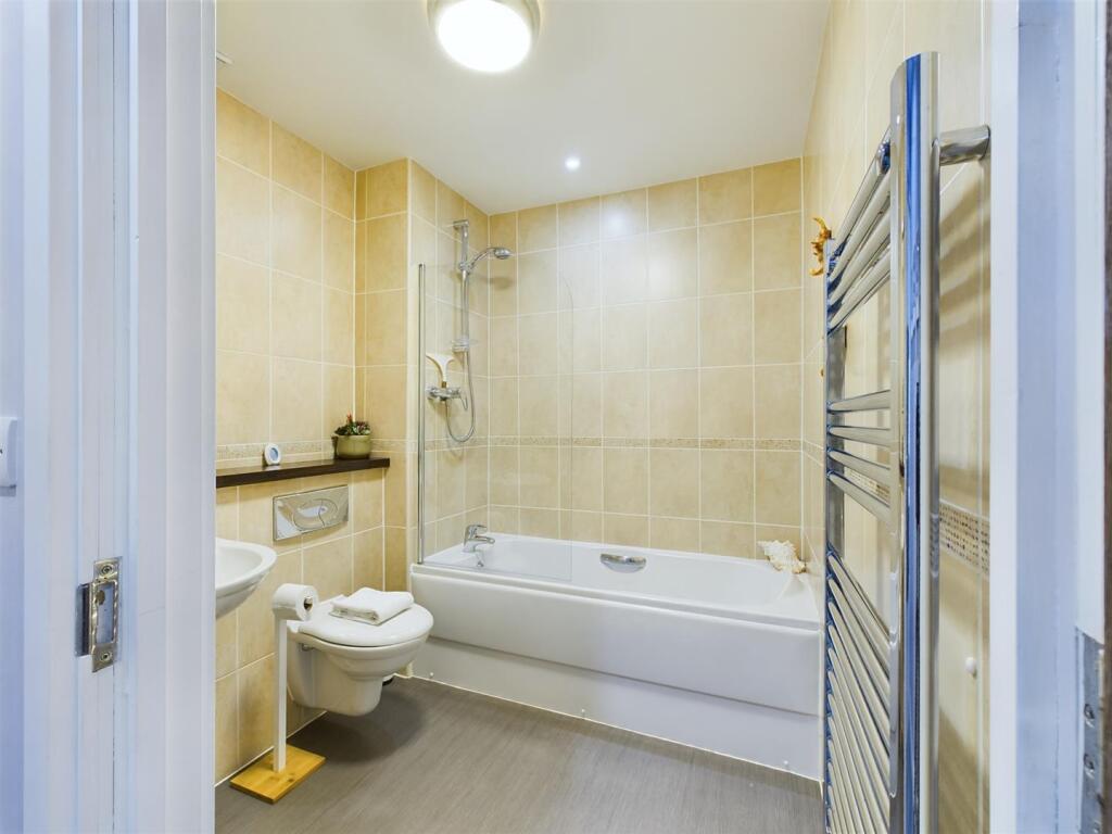 Apartment 8, Ocean 1 - Bathroom
