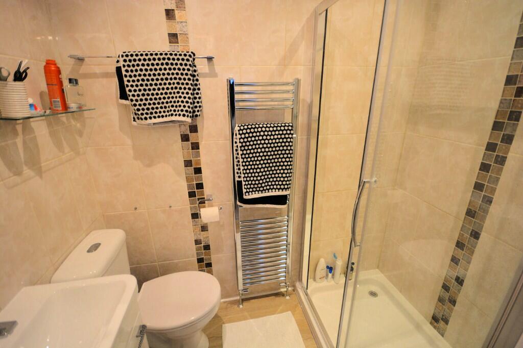 EN SUITE SHOWER ROOM