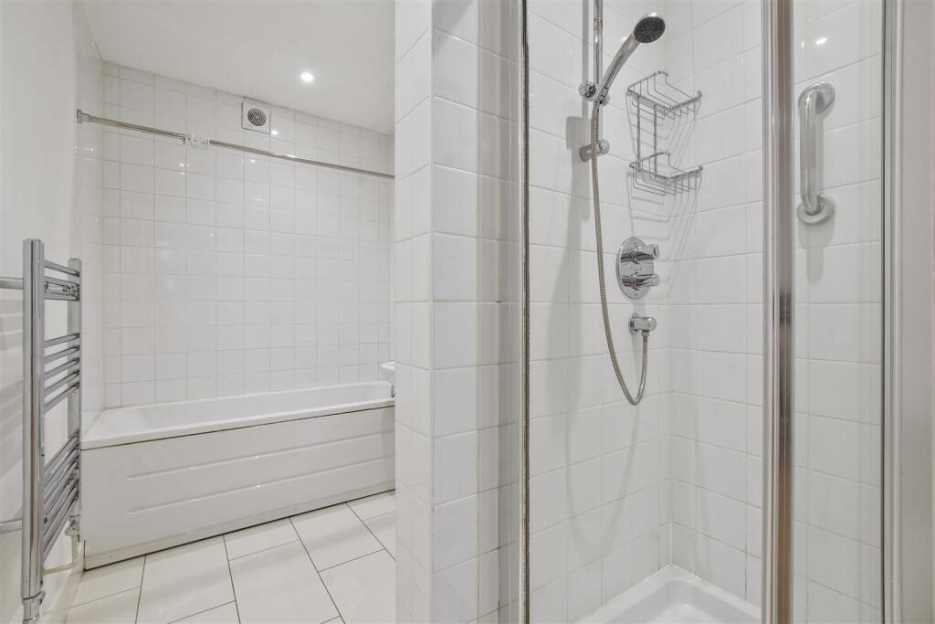 02-fe2bGCPMSC - 7a Canfield Place - Bathroom -Orig