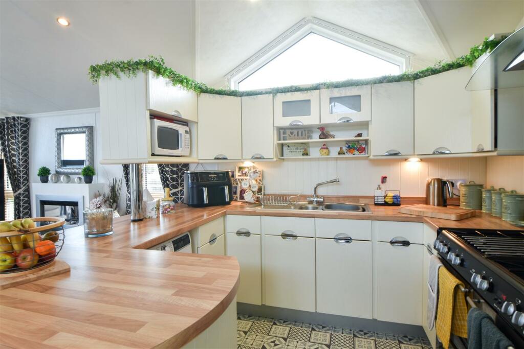 Kitchen Alt