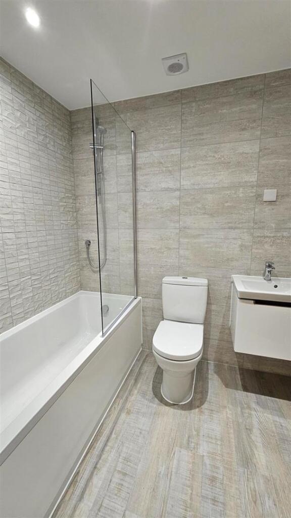 10 Magnum Plum Way en suite 2.jpg