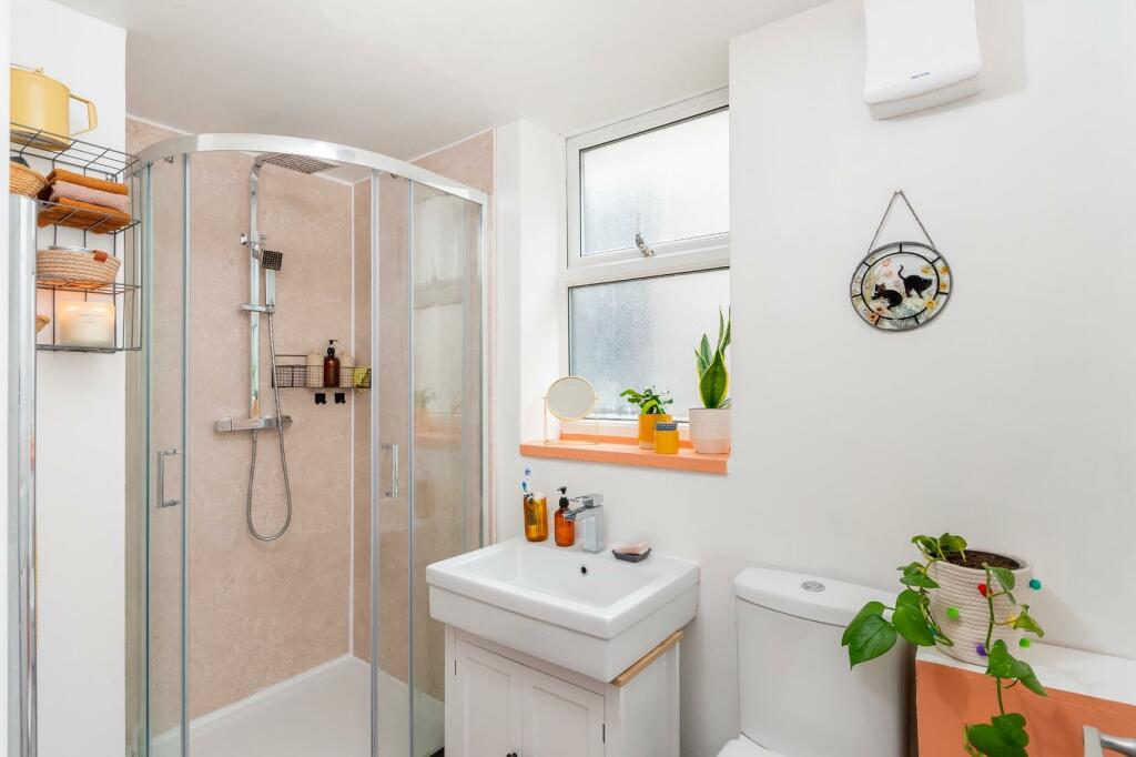 B1FHHEV - Bathroom B.jpg