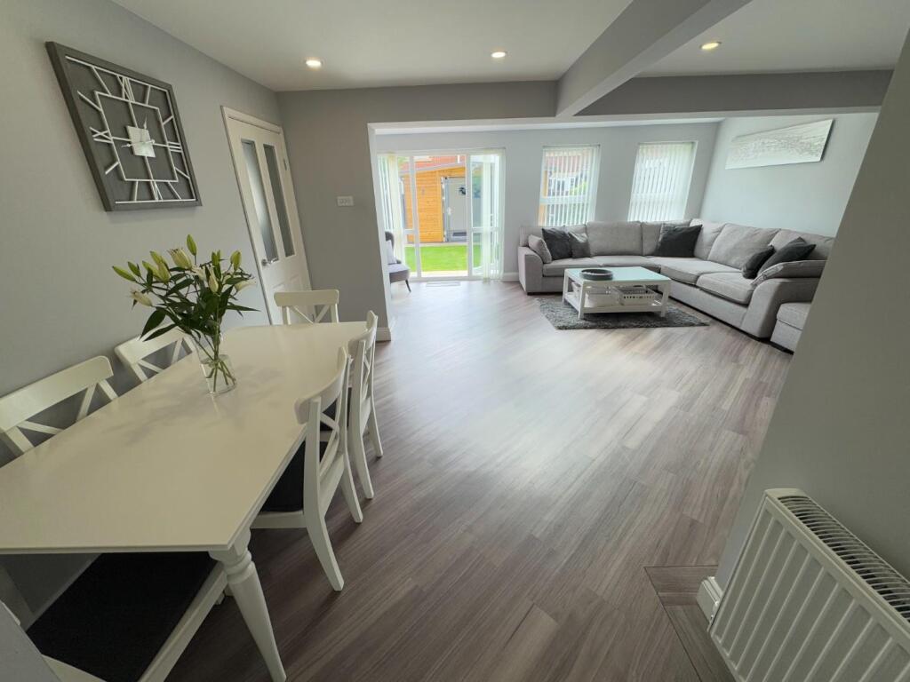 OPEN PLAN FAMILY/DINING ROOM