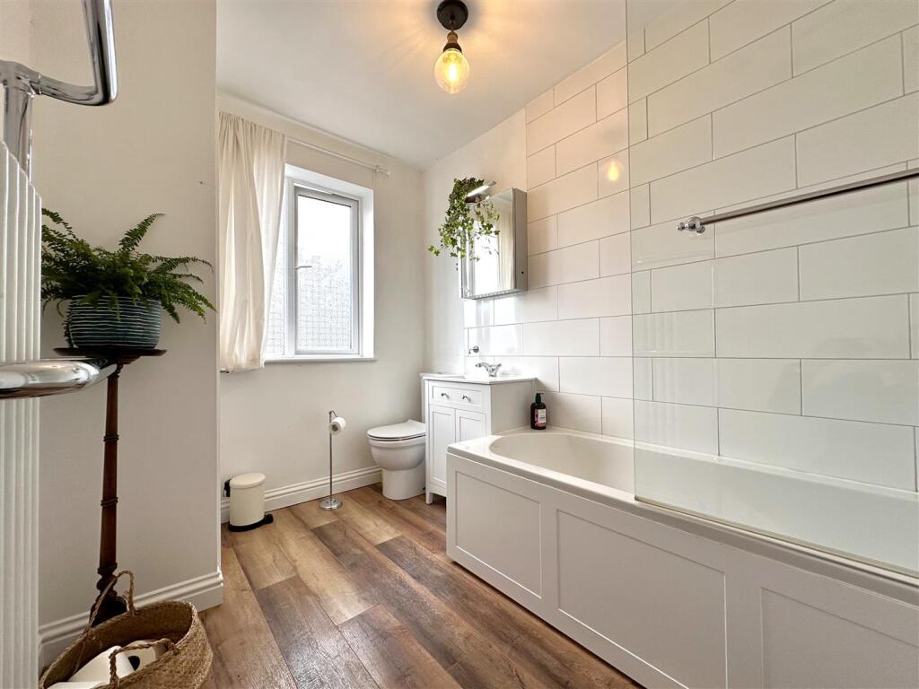 Modern Family Bathroom 665