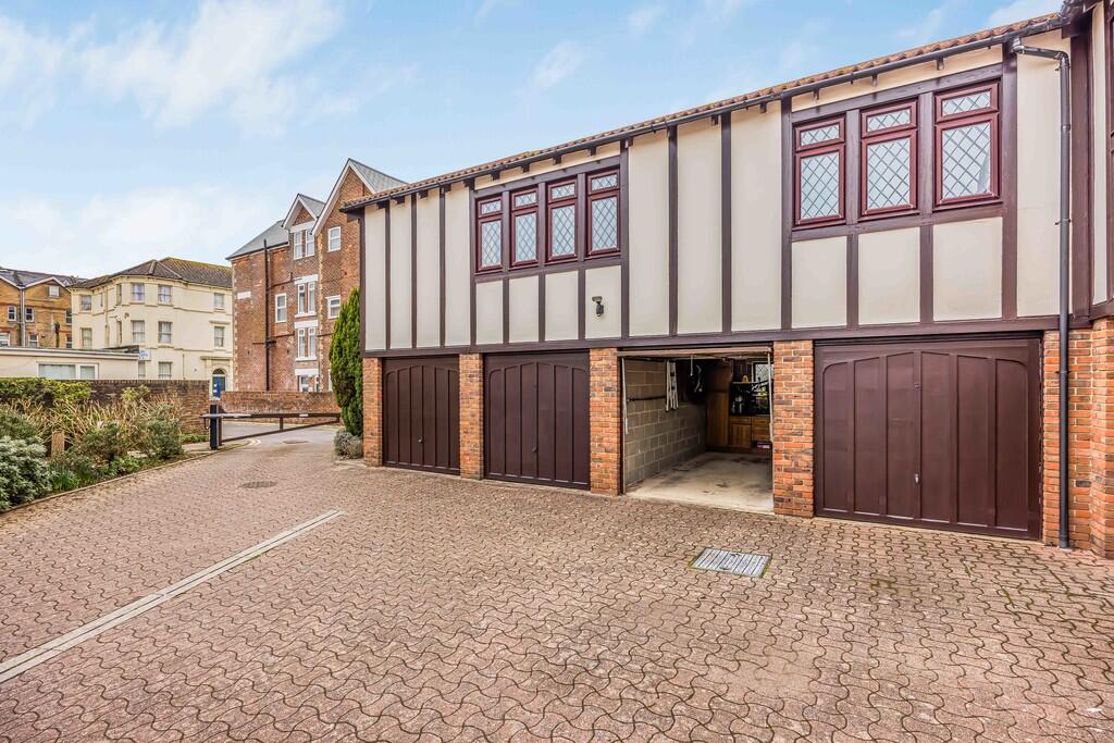 8 Westcliff Mews,...
