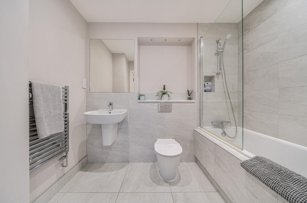 1294186-16-683d7c...