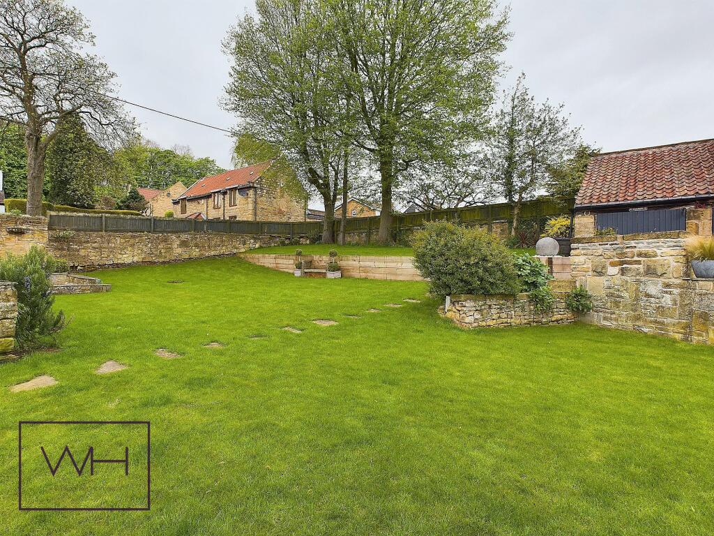 REAR GARDEN CAM03785