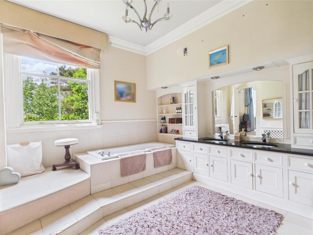 Family Bathroom 1