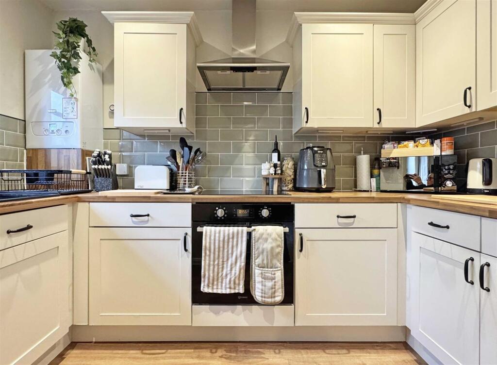 Kitchen b.jpg