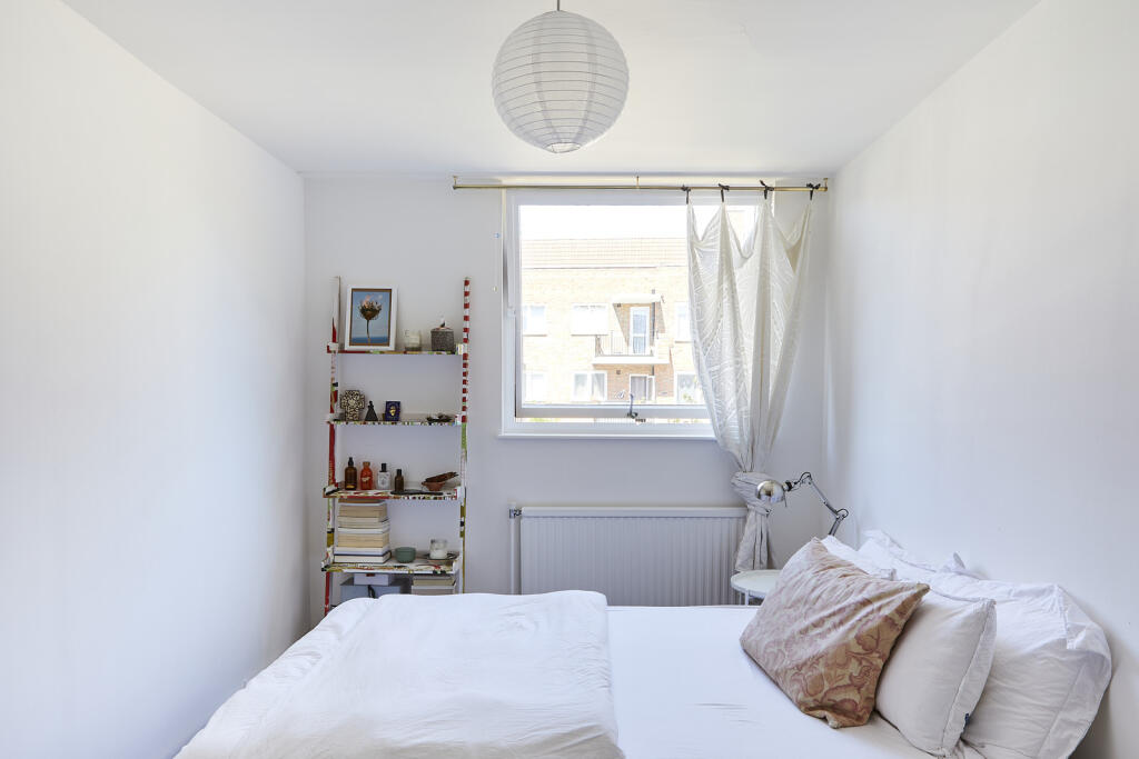 117556 - 220811 TMH 36 Don Phelan Close, London...