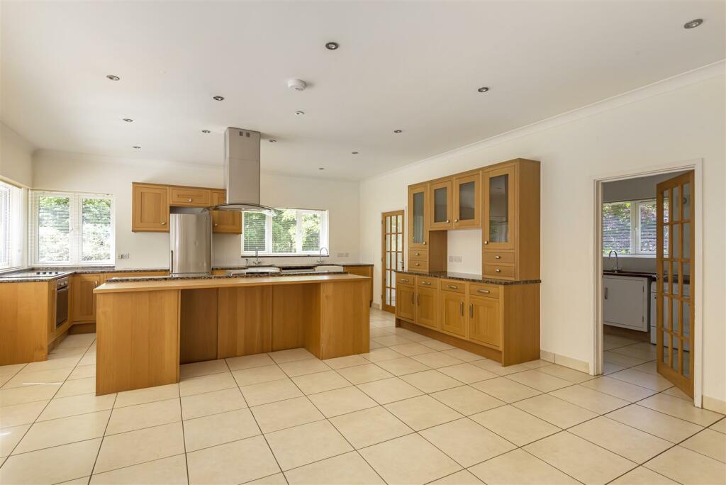 Kitchen breakfast room.jpg