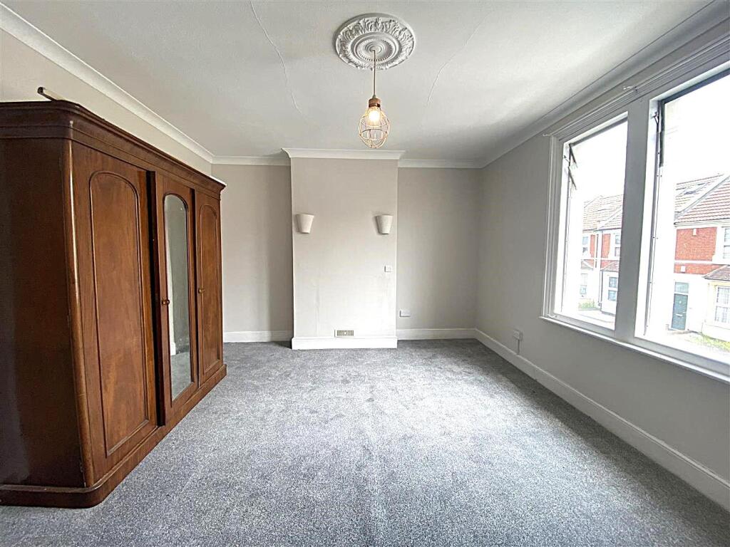 BEDROOM.jpg