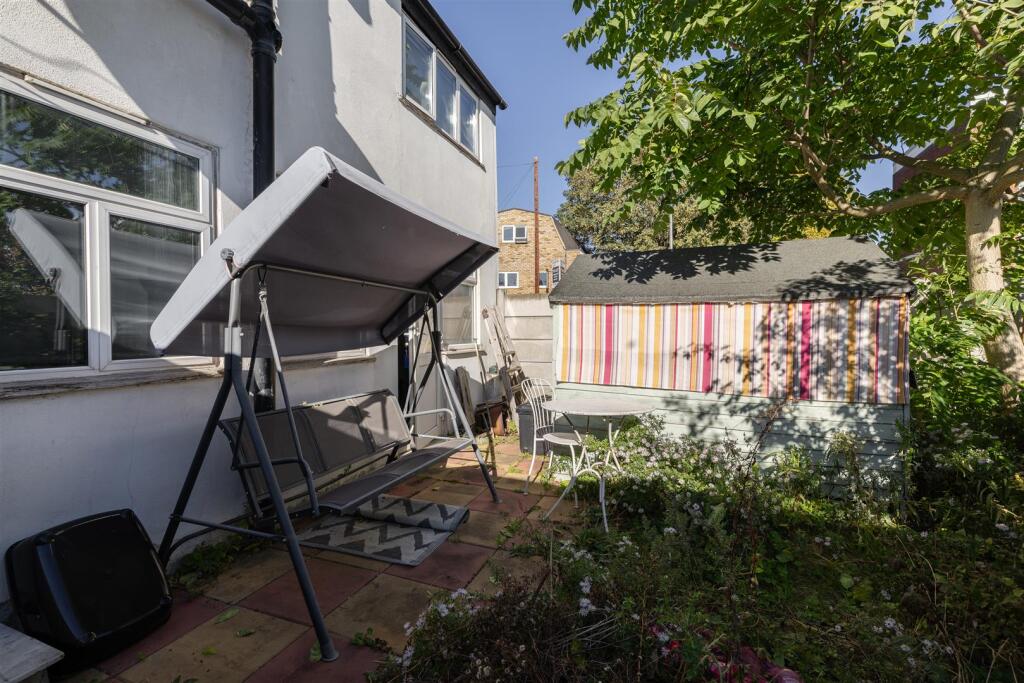Victoria Road, E18