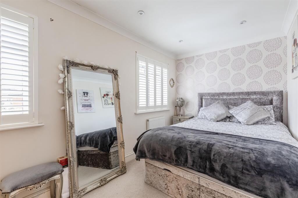 5 Loxley Close, Byfleet, KT14 7GA - 3.jpg