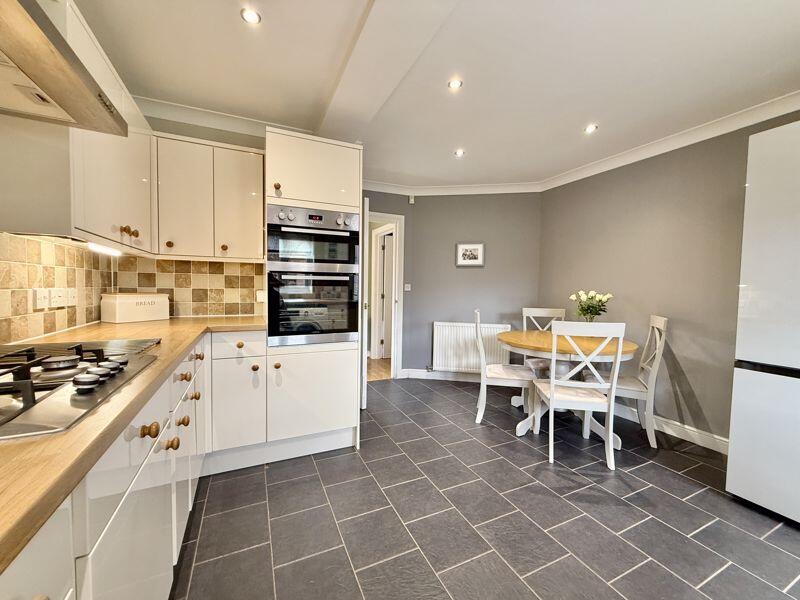 KITCHEN/DINING AREA