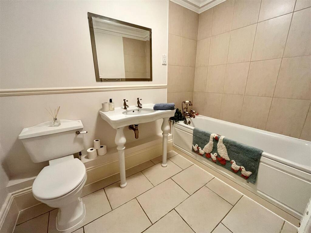 7. Bathroom.jpg
