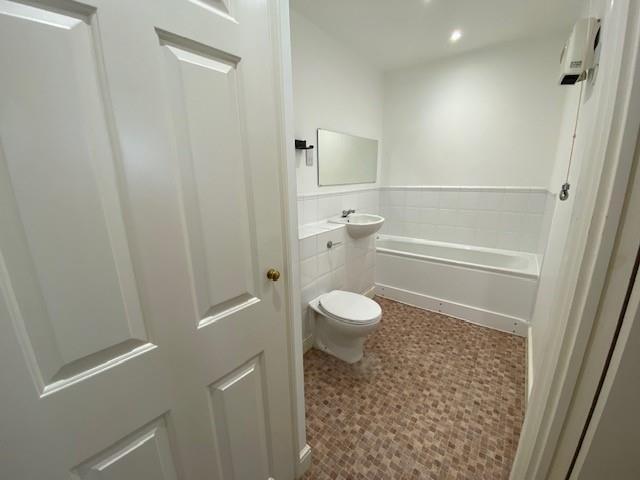 41 Edith Cavel Way - bathroom.jpg