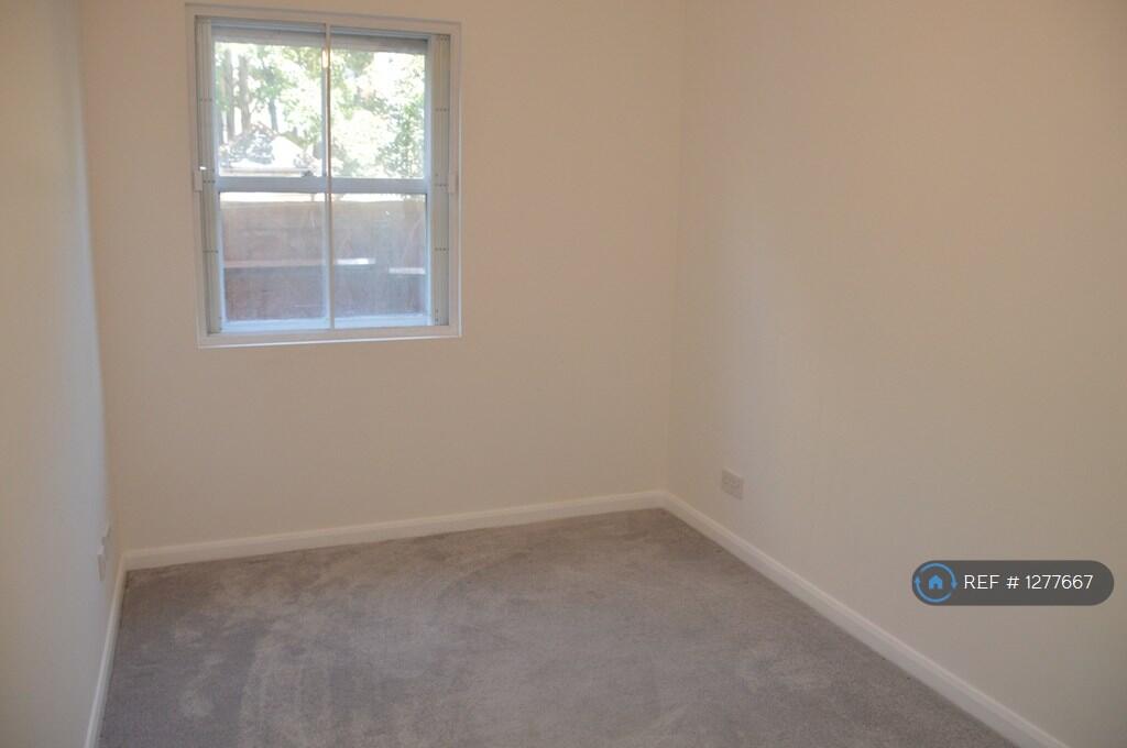 Bedroom 2 (Outwards)