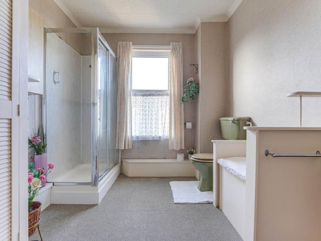 Shower Room (2)