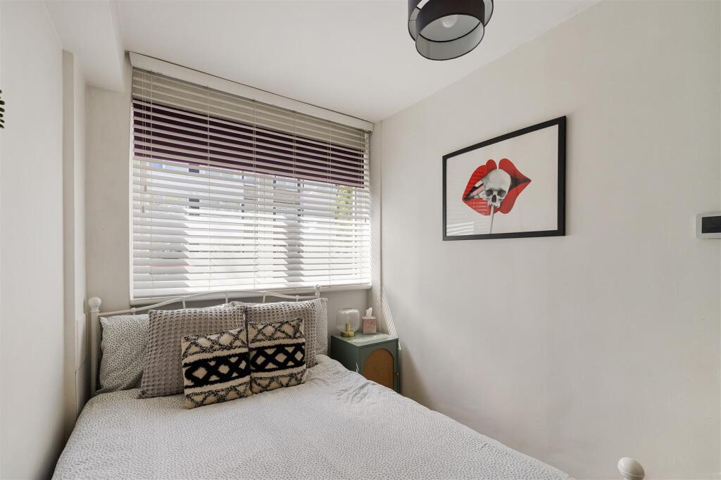 Queenswood Gardens E11